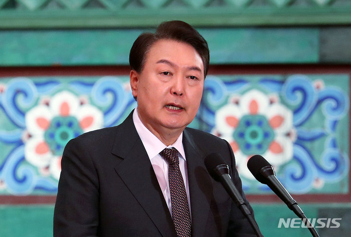 [서울=뉴시스] 홍효식 기자 = 윤석열 대통령이 27일 서울 종로구 조계사에서 열린 불기 2567년 '부처님오신날' 봉축법요식에서 축사하고 있다. 2023.05.27. yesphoto@newsis.com