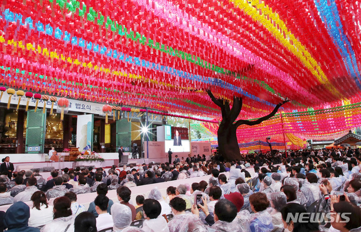 [서울=뉴시스] 홍효식 기자 = 윤석열 대통령이 27일 서울 종로구 조계사에서 열린 불기 2567년 '부처님오신날' 봉축법요식에서 축사하고 있다. 2023.05.27. yesphoto@newsis.com