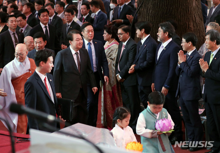 [서울=뉴시스] 홍효식 기자 = 윤석열 대통령이 27일 서울 종로구 조계사에서 열린 불기 2567년 '부처님오신날' 봉축법요식에 참석하고 있다. 2023.05.27. yesphoto@newsis.com
