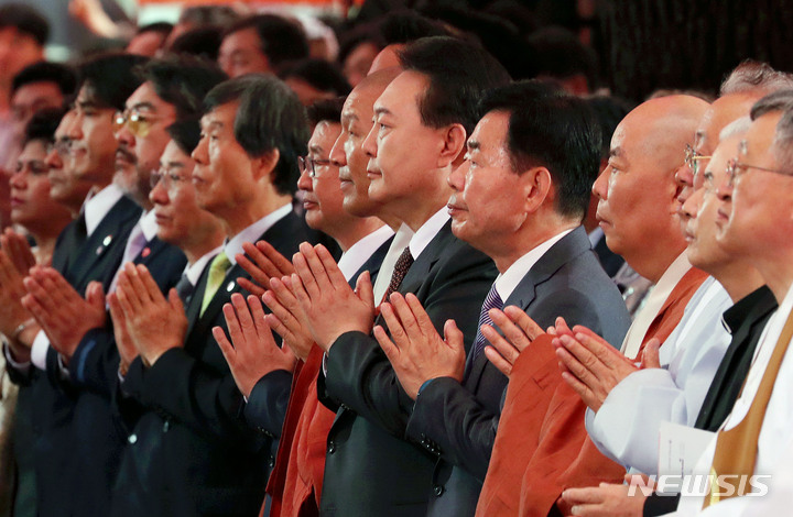 [서울=뉴시스] 홍효식 기자 = 윤석열 대통령이 27일 서울 종로구 조계사에서 열린 불기 2567년 '부처님오신날' 봉축법요식에서 합장하고 있다. 2023.05.27. yesphoto@newsis.com