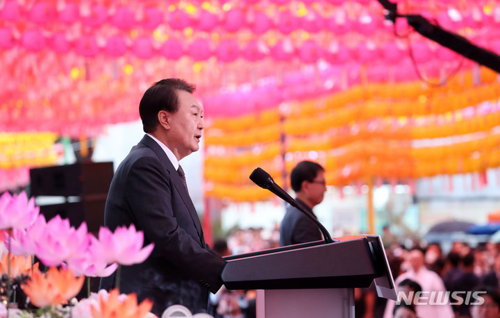 [서울=뉴시스] 홍효식 기자 = 윤석열 대통령이 27일 서울 종로구 조계사에서 열린 불기 2567년 '부처님오신날' 봉축법요식에서 축사하고 있다. 2023.05.27. yesphoto@newsis.com