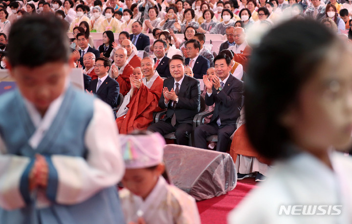 [서울=뉴시스] 홍효식 기자 = 윤석열 대통령이 27일 서울 종로구 조계사에서 열린 불기 2567년 '부처님오신날' 봉축법요식에서 박수치고 있다. 2023.05.27. yesphoto@newsis.com
