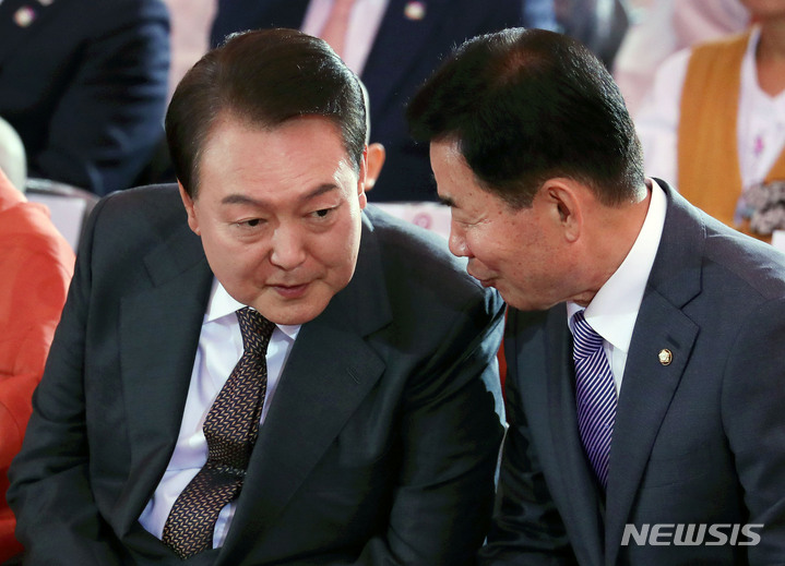 [서울=뉴시스] 홍효식 기자 = 윤석열 대통령이 27일 서울 종로구 조계사에서 열린 불기 2567년 '부처님오신날' 봉축법요식에서 김진표 국회의장과 대화하고 있다. 2023.05.27. yesphoto@newsis.com