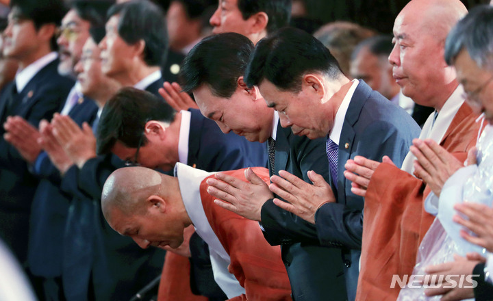 [서울=뉴시스] 홍효식 기자 = 윤석열 대통령이 27일 서울 종로구 조계사에서 열린 불기 2567년 '부처님오신날' 봉축법요식에서 합장하고 있다. 2023.05.27. yesphoto@newsis.com