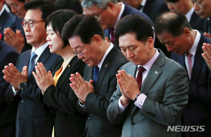 [서울=뉴시스] 홍효식 기자 = 김기현(오른쪽부터) 국민의힘, 이재명 더불어민주당, 이정미 정의당 대표, 박광온 더불어민주당 원내대표 등이 27일 서울 종로구 조계사에서 열린 불기 2567년 '부처님오신날' 봉축법요식에서 합장하고 있다. 2023.05.27. yesphoto@newsis.com