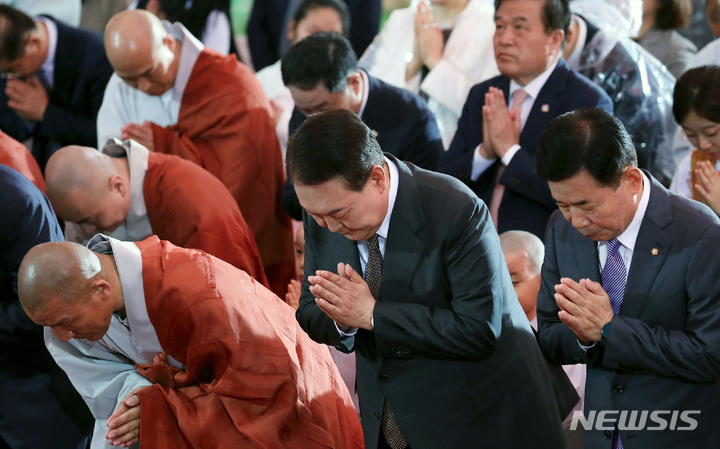[서울=뉴시스] 홍효식 기자 = 윤석열 대통령이 27일 서울 종로구 조계사에서 열린 불기 2567년 '부처님오신날' 봉축법요식에서 합장하고 있다. 2023.05.27. yesphoto@newsis.com