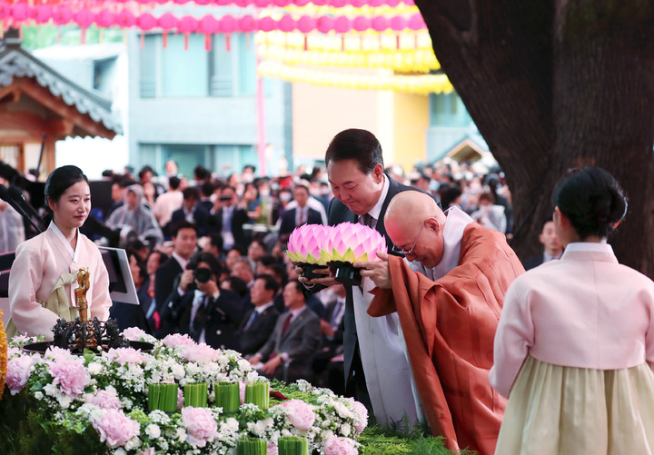 [서울=뉴시스] 홍효식 기자 = 윤석열 대통령이 27일 서울 종로구 조계사에서 열린 불기 2567년 '부처님오신날' 봉축법요식에서 조계종 총무원장 진우스님과 헌등하고 있다. 2023.05.27. yesphoto@newsis.com
