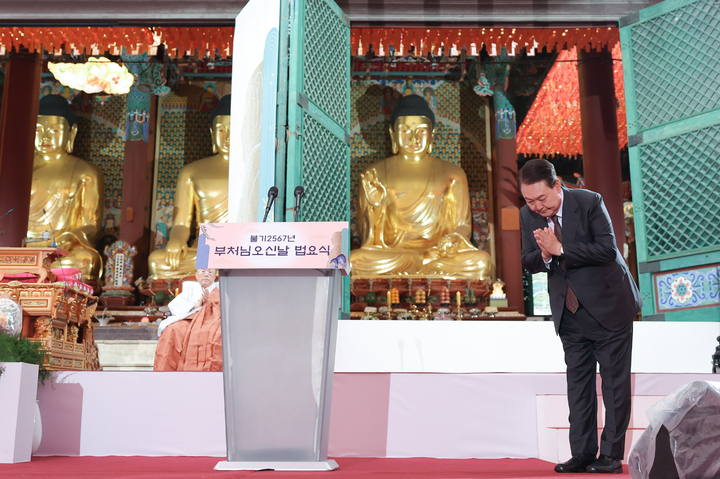 [서울=뉴시스] 윤석열 대통령이 27일 서울 종로구 조계사에서 열린 불기 2567년 '부처님오신날' 봉축법요식에서 합장하고 있다. (사진=대통령실 제공) 2023.05.27. photo@newsis.com *재판매 및 DB 금지