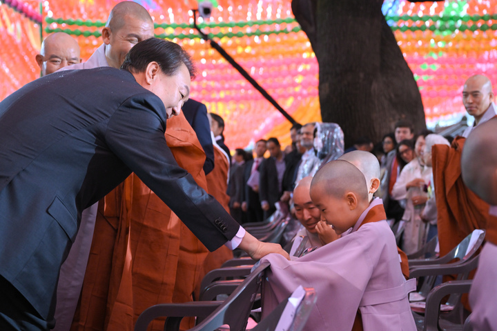 [서울=뉴시스] 윤석열 대통령이 27일 서울 종로구 조계사에서 열린 불기 2567년 '부처님오신날' 봉축법요식을 마친 뒤 동자승과 인사하고 있다. (사진=대통령실 제공) 2023.05.27. photo@newsis.com *재판매 및 DB 금지