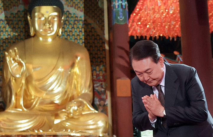 [서울=뉴시스] 윤석열 대통령이 27일 서울 종로구 조계사에서 열린 불기 2567년 '부처님오신날' 봉축법요식에서 합장하고 있다. (사진=대통령실 제공) 2023.05.27. photo@newsis.com *재판매 및 DB 금지