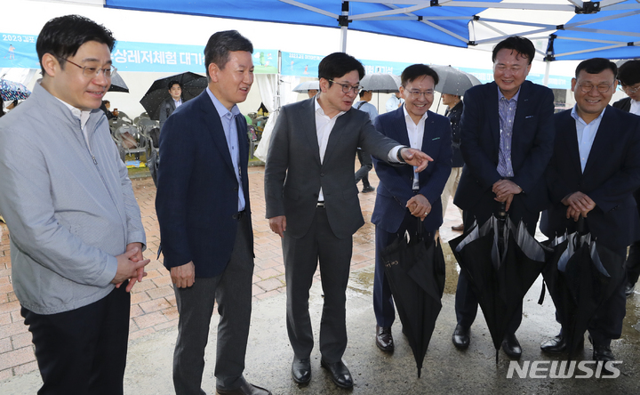 [김포=뉴시스] 최진석 기자 = 김병수 김포시장이 27일 경기 김포 고촌읍 아라마리나 일원에서 열린 '2023 김포 아라마린 페스티벌'에서 김포시 관계자의 행사장 안전 관련 보고를 받은 뒤 관련 설명을 하고 있다. 왼쪽부터 오병권 경기도1부지사, 한창섭 행정안전부 차관, 김병수 김포시장, 오승환 한국수자원공사 한강유역본부장, 우달식 수자원환경산업진흥 사장, 김정경 한국수자원공사 아라뱃길지사장. 2023.05.27. myjs@newsis.com