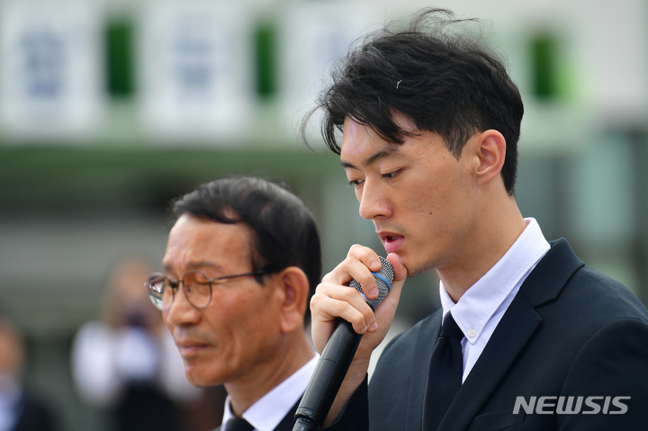 [광주=뉴시스] 이영주 기자 = 5·18 학살과 헌정 질서 파괴 주범 전두환의 손자 전우원씨가 27일 오후 광주 동구 5·18민주광장에서 열린 제43주년 5·18민중항쟁기념 부활제에 참석해 광주시민을 향해 사죄하고 있다. 2023.05.27. leeyj2578@newsis.com