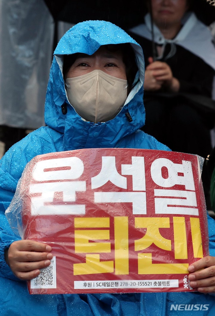 [서울=뉴시스] 조성봉 기자 =  토요일인 23일 서울 도심에서 시민단체의 윤석열 대통령 퇴진 요구 집회가 열렸다. 이들은 국가정보원(국정원)이 민간인을 불법 사찰했다는 의혹을 제기하며 "윤석열 정부가 총선을 앞두고 북풍 공작을 준비하고 있다. 정권을 심판해야 한다"고 주장했다. 사진은 지난해 5월27일 오후 서울 중구 시청역 인근에서 열린 ‘윤석열 퇴진, 김건희 특검 41차 촛불대행진’에서 참가자가 구호를 외치는 모습. 사진은 기사 내용과 직접적인 연관 없음. 2023.05.27. suncho21@newsis.com