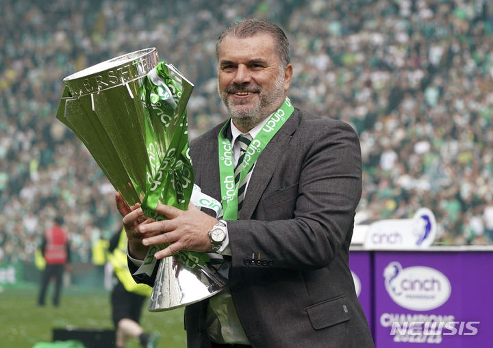 [글래스고=AP/뉴시스] 셀틱의 앤지 포스테코글루 감독이 28일(한국시간) 영국 스코틀랜드 글래스고의 셀틱 파크에서 2022~2023 스코틀랜드 프리미어리그 시상식에서 우승 트로피를 들고 포즈를 취하고 있다. 2023.05.28.