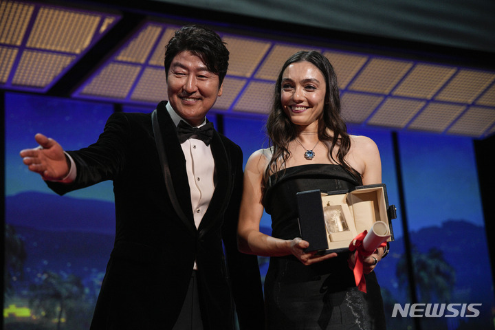 [칸=AP/뉴시스] 제76회 칸국제영화제 폐막식에 여자연기상 시상사자로 참석한 배우 송강호.