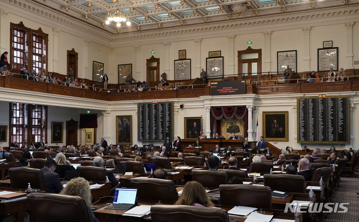 [오스틴( 미 텍사스주)=AP/뉴시스] 텍사스 주 하원이 5월 27일 켄 팩스턴 주법무장관에 대한 20개 조항의 탄핵안 내용을 열거한 뒤 표결을 진행하고 있다. 