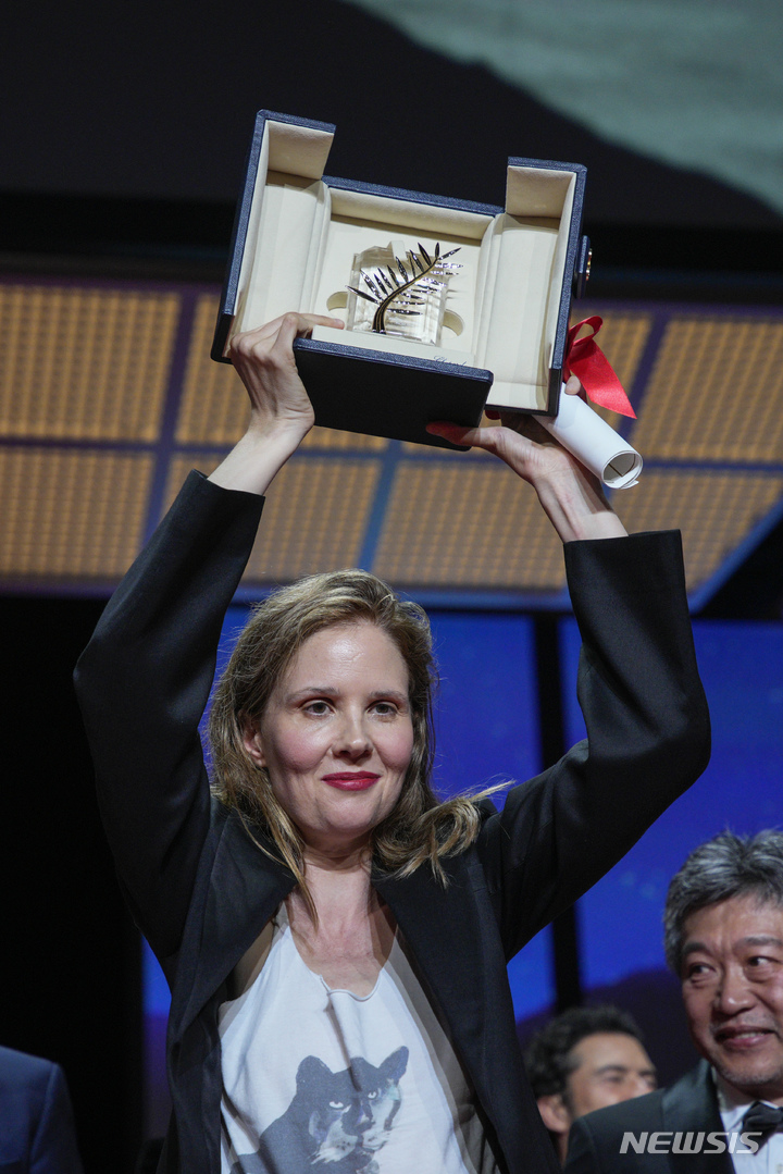 [칸=AP/뉴시스] 쥐스틴 트리에 감독의 영화 '아나토미 오브 어 폴'(Anatomy of a Fall)이 제76회 칸국제영화제 황금종려상을 받았다. 