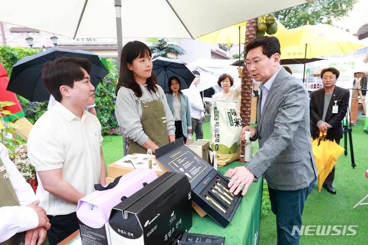 &nbsp; 제1회 '용인의 소반 푸드 페스티벌' 행사장을 방문한 이상일 용인시장.