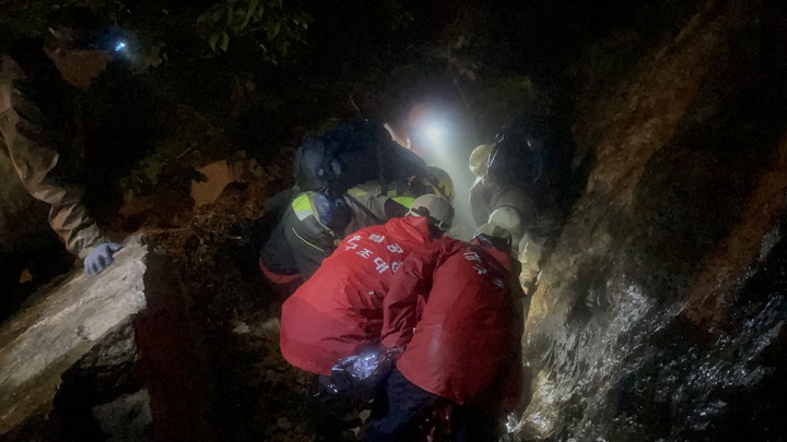 설악산국립공원에서 혼자 산행을 하던 A(55)씨가 '하산을 시작한다'는 문자를 가족에게 보낸지 31시간 만인 28일 무사히 구조됐다. 설악산공원 제공&nbsp; *재판매 및 DB 금지