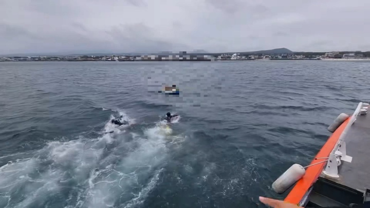 [제주=뉴시스] 오영재 기자 = 27일 오후 제주 협재해수욕장 해상에서 물놀이를 하다 먼 바다로 떠밀려간 일가족이 해경에 의해 구조되고 있다. (사진=제주해양경찰서 제공) 2023.05.28. photo@newsis.com *재판매 및 DB 금지
