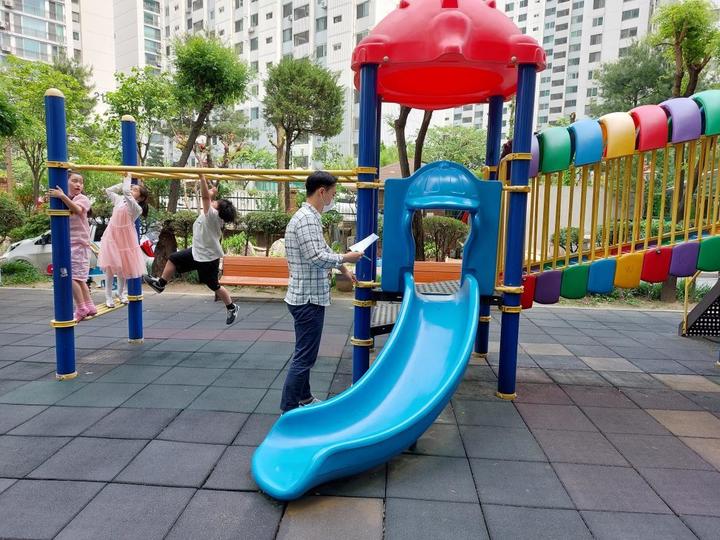 [서울=뉴시스]광진구 어린이 놀이시설 점검.(사진=광진구 제공) *재판매 및 DB 금지