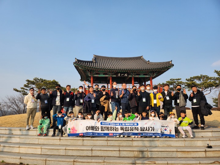 [대구=뉴시스] '도서관 길 위의 인문학' 탐방 활동 사진. (사진=행복북구문화재단 제공) 2023.05.28. photo@newsis.com *재판매 및 DB 금지