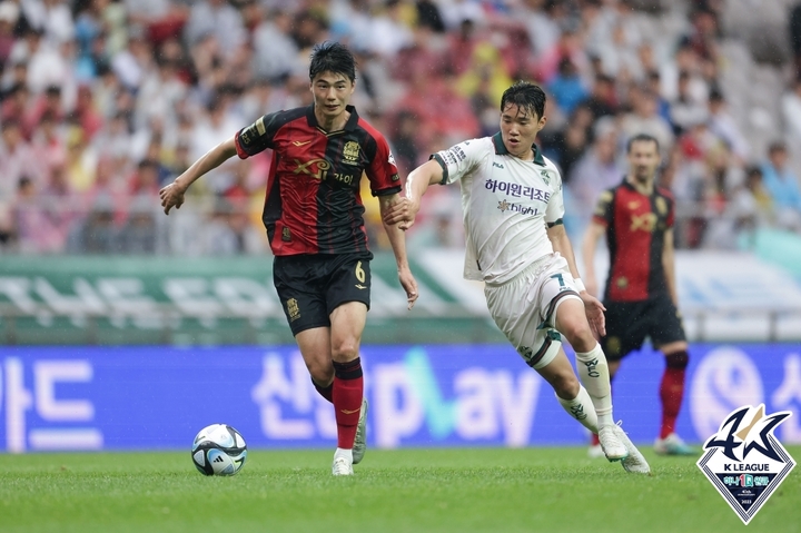 [서울=뉴시스]K리그1 서울 기성용과 강원 양현준이 경합하고 있다. (사진=프로축구연맹 제공)