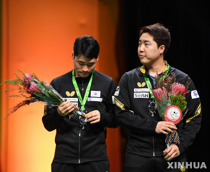 [더반=신화/뉴시스] 장우진(왼쪽)과 임종훈이 27일(현지시각) 남아프리카공화국 더반에서 열린 2023 국제탁구연맹(ITTF) 세계탁구선수권대회 남자복식 시상대에 올라 은메달을 목에 걸고 아쉬운 표정을 짓고 있다. 장우진-임종훈은 결승에서 판전둥-왕추친(중국)에 세트 스코어 0-3(11-13 6-11 5-11)으로 패해 은메달을 차지했다. 2023.05.28.