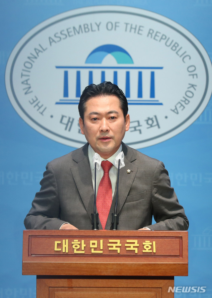 [서울=뉴시스] 추상철 기자 = 장동혁 국민의힘 원내대변인이 28일 오전 서울 여의도 국회에서 더불어민주당 입법논의 동참요구 논평 등에 대한 브리핑을 하고 있다. 2023.05.28. scchoo@newsis.com