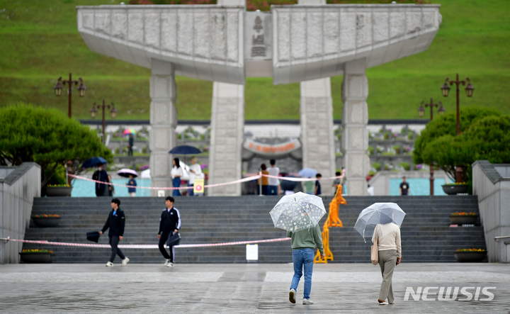 [광주=뉴시스] 이영주 기자 = 28일 오전 광주 북구 운정동 국립5·18민주묘지에 비가 내리고 있다. 2023.05.28. leeyj2578@newsis.com