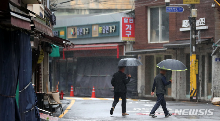 [서울=뉴시스] 김선웅 기자 = '2023년 4분기 가계동향조사 결과'에서는 물가 상승률을 반영한 가계 실질 근로소득이 5분기 만에 감소세로 전환했다.2023.05.28. mangusta@newsis.com