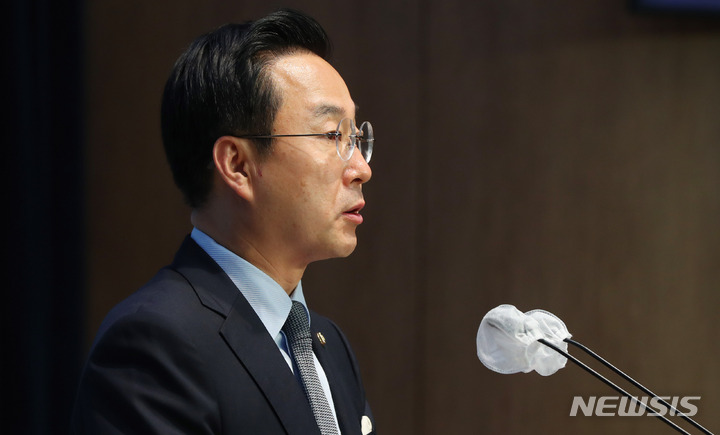 [서울=뉴시스] 추상철 기자 = 박성준 더불어민주당 대변인이 28일 오전 서울 여의도 국회에서 괌 고립 국민 안전 및 방사능 오염수 등에 대한 정부 대처와 관련한 브리핑을 하고 있다. 2023.05.28. scchoo@newsis.com