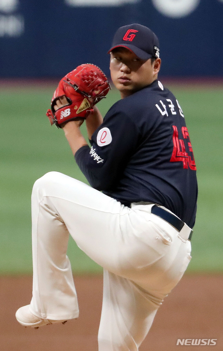 [서울=뉴시스] 김선웅 기자 = 28일 서울 구로구 고척스카이돔에서 열린 2023 프로야구 롯데 자이언츠와 키움 히어로즈의 경기, 1회말 롯데 선발투수 나균안이 역투하고 있다. 2023.05.28. mangusta@newsis.com