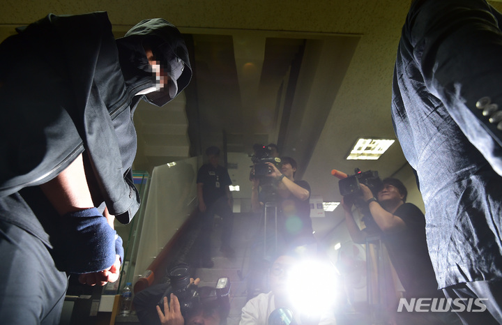 [대구=뉴시스] 이무열 기자 = 제주에서 대구로 향하던 아시아나 항공기의 비상문을 착륙 직전 강제로 개방한 30대 남성이 28일 오후 대구 수성구 대구지방법원에서 열린 구속 전 피의자 심문(영장실질심사)에 출석하기 위해 법원으로 들어가고 있다. 2023.05.28. lmy@newsis.com