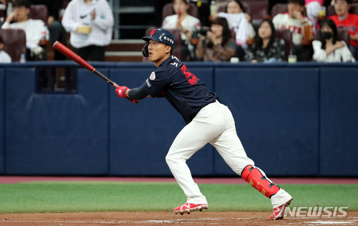 [서울=뉴시스] 김선웅 기자 = 28일 서울 구로구 고척스카이돔에서 열린 2023 프로야구 롯데 자이언츠와 키움 히어로즈의 경기, 1회초 무사 주자 1,2루 상황 롯데 6번타자 노진혁이 좌중간 1루타를 치고 있다. 2023.05.28. mangusta@newsis.com