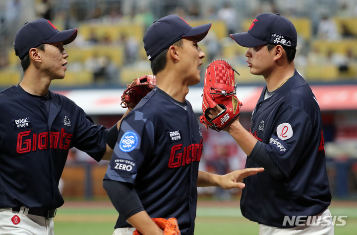 [서울=뉴시스] 김선웅 기자 = 28일 서울 구로구 고척스카이돔에서 열린 2023 프로야구 롯데 자이언츠와 키움 히어로즈의 경기, 3회말 이닝을 마친 롯데 선발투수 나균안이 덕아웃으로 향하며 동료들과 하이파이브를 하고 있다. 2023.05.28. mangusta@newsis.com