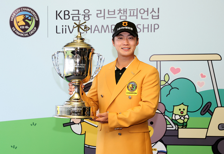 [서울=뉴시스] 조성우 기자 = 28일 경기도 이천시 블랙스톤 이천GC 북·서코스(파72)에서 열린 한국프로골프(KPGA)투어 KB금융 리브챔피언십 마지막 라운드에서 우승을 차지한 김동민이 트로피를 들고 기념촬영을 하고 있다. (사진=KPGA 제공) 2023.05.28. photo@newsis.com *재판매 및 DB 금지