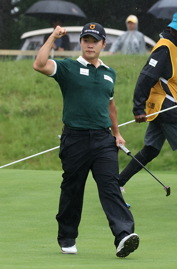 [서울=뉴시스] 조성우 기자 = 김동민이 28일 경기도 이천시 블랙스톤 이천GC 북·서코스(파72)에서 열린 한국프로골프(KPGA)투어 KB금융 리브챔피언십 마지막 라운드에서 18번홀 이글 퍼팅 성공 후 세리머니를 하고 있다. (사진=KPGA 제공) 2023.05.28. photo@newsis.com *재판매 및 DB 금지