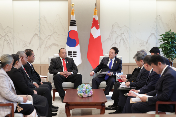 [서울=뉴시스] 윤석열 대통령이 28일 서울 용산 대통령실 청사에서 시아오시 소발레니 통가 총리와 정상회담을 하고 있다. (사진=대통령실 제공) 2023.05.28. photo@newsis.com *재판매 및 DB 금지