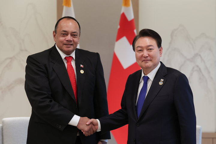 [서울=뉴시스] 윤석열 대통령이 28일 서울 용산 대통령실 청사에서 열린 한-통가 정상회담에서 시아오시 소발레니 통가 총리와 악수하고 있다. (사진=대통령실 제공) 2023.05.28. photo@newsis.com *재판매 및 DB 금지