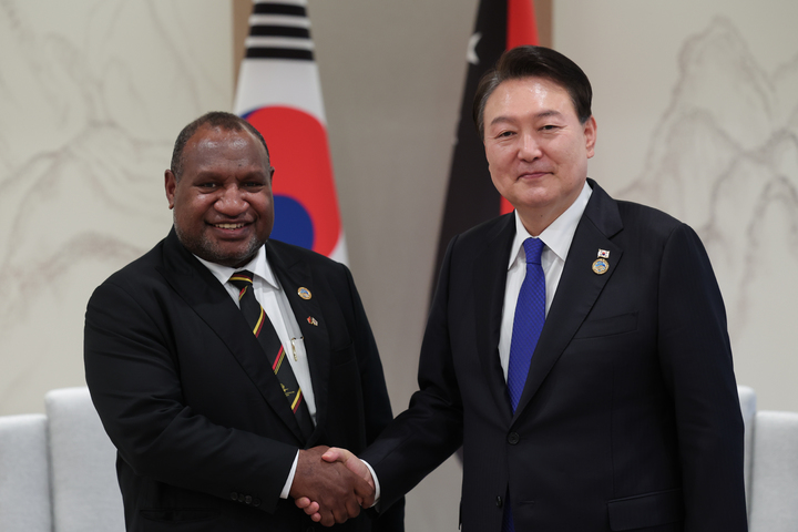 [서울=뉴시스] 윤석열 대통령이 28일 서울 용산 대통령실 청사에서 제임스 마라페 파푸아뉴기니 총리와 악수하고 있다. (사진=대통령실 제공) 2023.05.28. photo@newsis.com *재판매 및 DB 금지