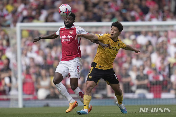 [런던(잉글랜드)=AP/뉴시스]아스널전 뛰는 황희찬. 2023.05.29. 