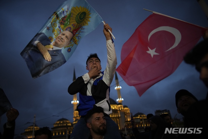 [이스탄불=AP/뉴시스] 28일(현지시간) 튀르키예 이스탄불 도심에서 레제프 타이이프 에르도안 대통령의 지지자들이 에르도안 대통령의 승리를 축하하고 있다. 2023.05.29 