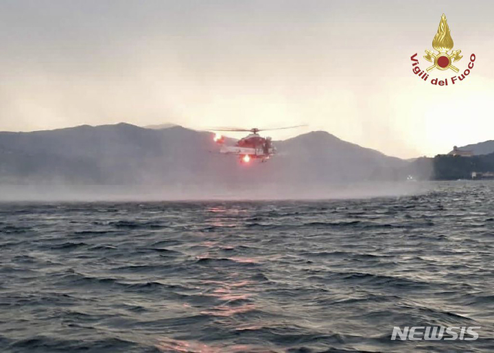 [롬바르디=AP/뉴시스]이탈리아 북부 마조레 호수에서 지난 28일(현지 시간) 보트가 침몰하면서 이탈리아와 이스라엘 스파이들이 숨진 사건이 온갖 추측을 불러일으키고 있다. 사진은 소방 헬기가 마조레 호수 상공에서 침몰한 보트를 찾고 있는 모습. 2023.6.2.