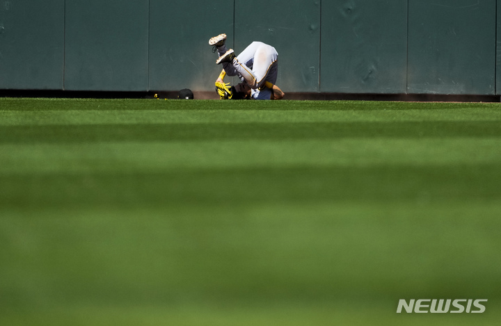 [시애틀=AP/뉴시스] 피츠버그 파이어리츠의 중견수 배지환이 28일(현지시각) 미 워싱턴주 시애틀의 T-모바일파크에서 열린 2023 메이저리그(MLB) 시애틀 매리너스와의 경기 9회 말 J.P. 크로포드의 대형 타구를 잡아낸 후 펜스에 부딪혀 넘어지고 있다. 배지환은 4타수 2안타 1득점을 기록했고 팀은 연장 끝 3-6으로 패했다. 2023.05.29.