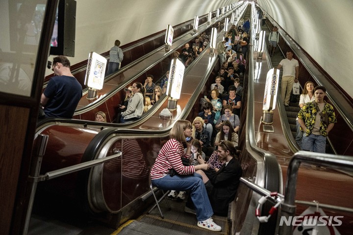 [AP/뉴시스] 29일 아침 우크라 수도 키이우 시민들이 한밤 공격에 이어 다시 러시아 미사일 공격을 받자 지하철 계단으로 피난해 있다. 2023. 05. 23.