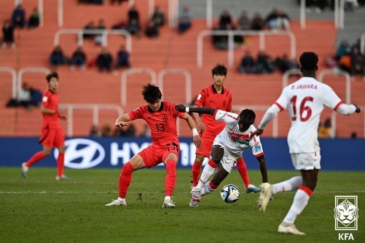 [서울=뉴시스]김은중호 최예훈이 경합 중이다. (사진=대한축구협회 제공)