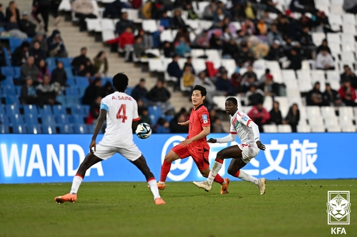 [서울=뉴시스]김은중호 강성진이 압박을 하고 있다. (사진=대한축구협회 제공)