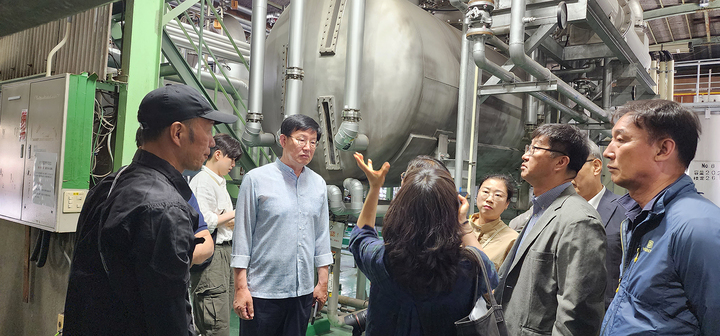 안동소주 홍보단이 일본의 한 양조장 시설을 둘러보고 있다. (사진=안동시 제공)&nbsp; *재판매 및 DB 금지