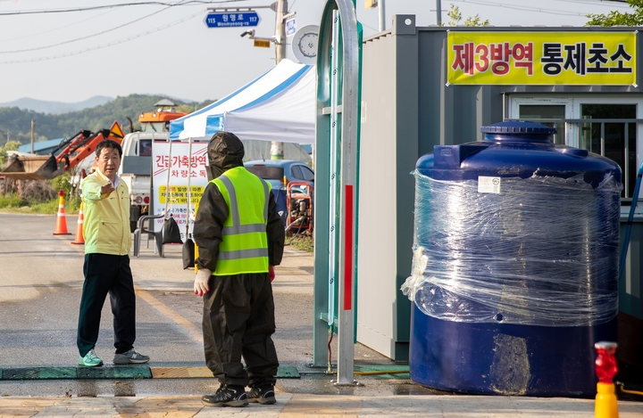 [증평=뉴시스] 구제역 방역초소 점검하는 이재영 증평군수. (사진=증평군 제공) photo@newsis.com *재판매 및 DB 금지